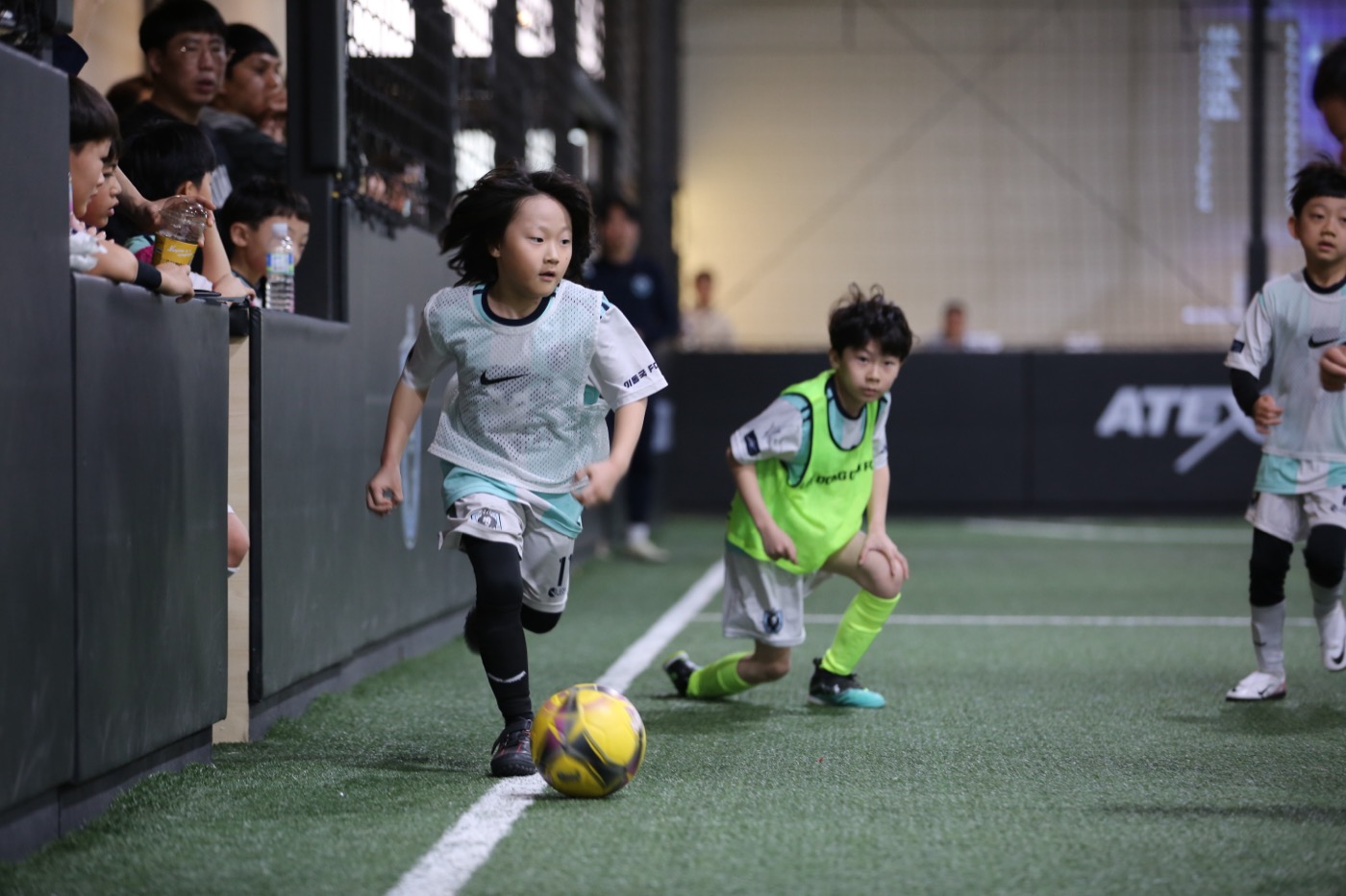 이동국 FC에서 축구를 즐기는 아이들